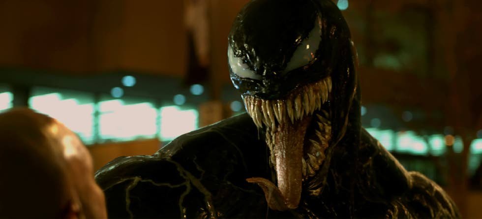 Eddie Brock (Tom Hardy) blir en symbiot när rymdvarelsen Venom dyker upp. Det är inte första gången: I "Spider-man 3" (2007)  spelades Eddie Brock/Venom av Topher Grace.