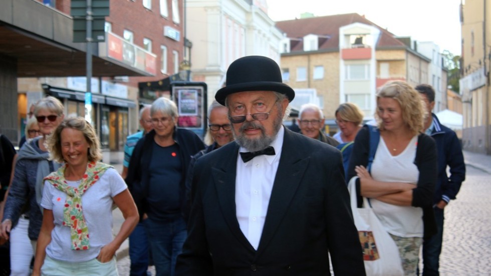 Föreningens ordförande Lasse Öhman, här i rollen som doktor Munthe vid Komedianternas stadsvandring år 2016.