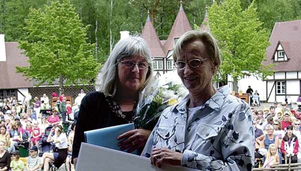 Karin Nyman delade ut årets ALV-stipendium på 30 000 kronor till Barbro Lindgren.