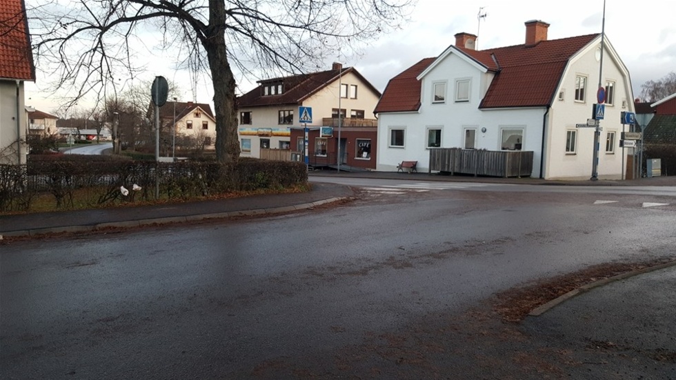 Här i korsningen Kalmarvägen Järnvägsgatan, mitt i centrala Rimforsa har någon gjort ifrån sig mitt på trottoaren. Inte en gång, utan två gånger.