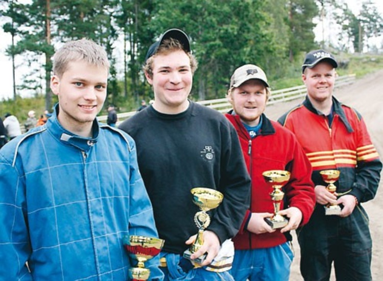 Tävlingens fyra klassegrare. Längst fram står Alexander Brinkeback (A-finalen), följt av Erik Höglind (juniorklassen), Timmo Helgesson (B-finalen) och Jerry Karlsson (C-finalen).