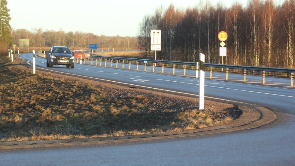 Olycksdrabbad korsning. Avfarten till Mörlunda har kritiserats länge. Minst fyra-fem olyckor har inträffat sedan vägen byggdes 2010. Den senaste med dödlig utgång.