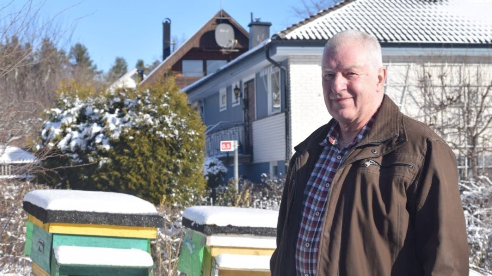 "Utmärkelsen var en trevlig överraskning", säger Åke Karlsson, ordförande för Rimforsa biodlarförening som fick ta emot årets hembygdspris av Tjärstads hembygdsförening.