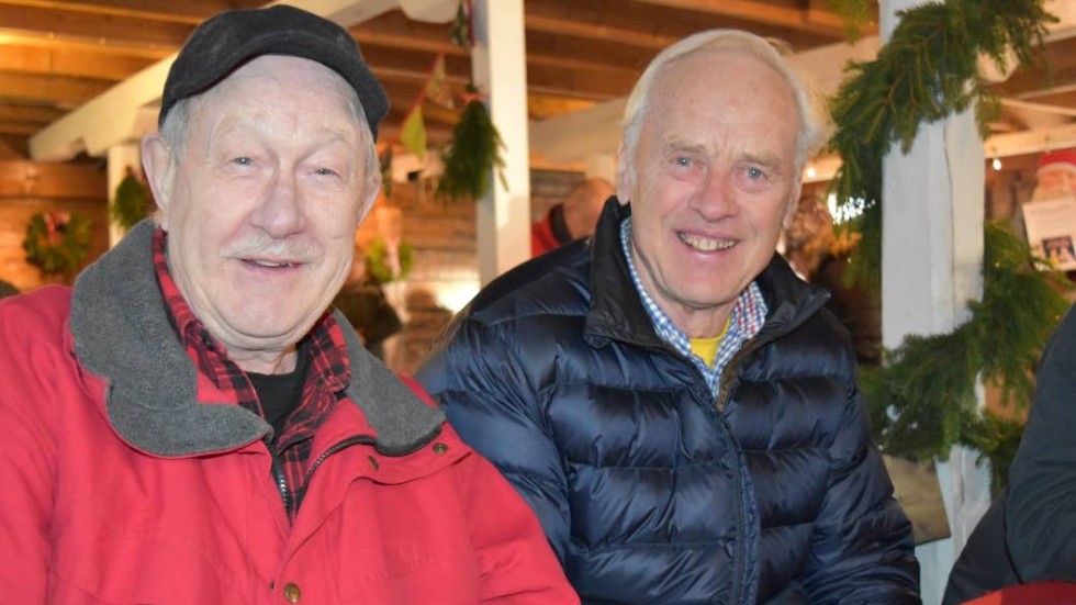 Bengt Granath och Anders Andersson har umgåtts i många år. Julmarknaden i Pelarne är en tradition att besöka.