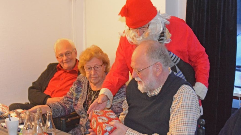 Tomten (Göran Nilsson) delar ut julklappar till Lennart Samuelsson, Margareta Karlsson och Henry Andersson