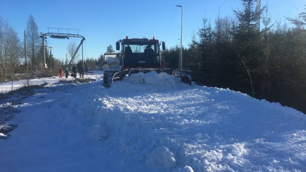 Äntligen dags. Till helgen räknar Hjorten CC med att det ska finnas så mycket snö att man kan öppna runt 800 meter av spåret tur och retur.