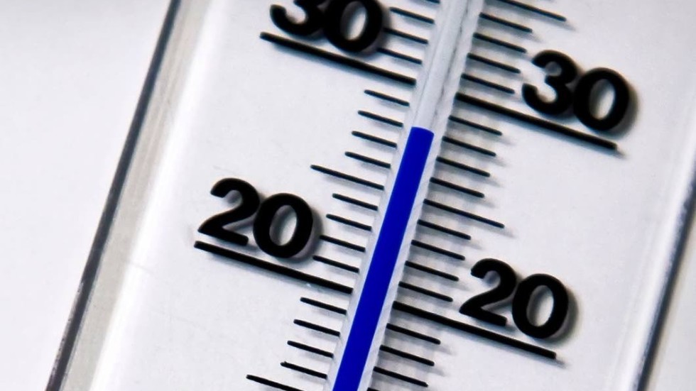 Vid tillfällig värmebölja är det, enligt Folkhälsomyndighetens allmäna råd, okej om temperaturen uppnår 28 grader.