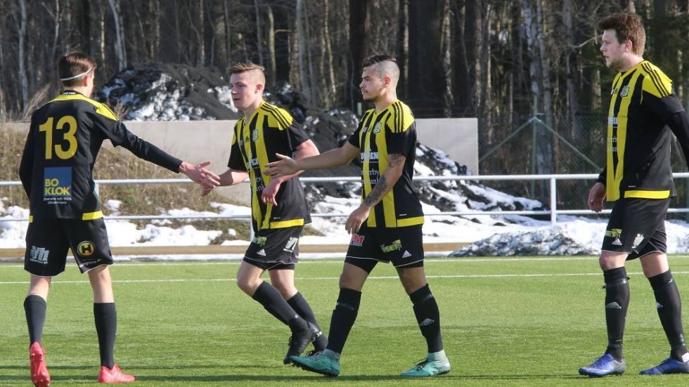 Erik Lindblad (tvåa från vänster) spelade bara en kvart mot Visingsö.