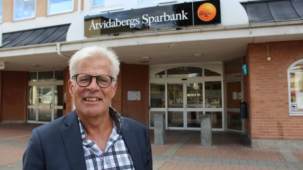 Ronny Mårtensson, vd i Åtvidabergs sparbank behåller kontanthanteringen.