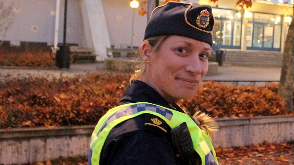 "I kväll är det information och utdelning av belysning och reflexer som gäller", förklarade polisen Eva Bäck.