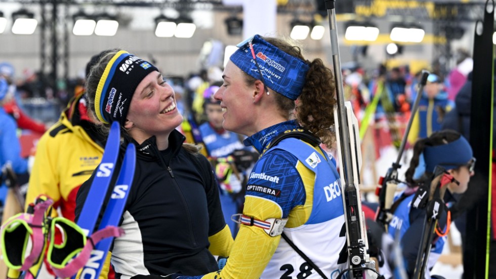 Systrarna Elvira Öberg och Hanna Öberg kramas efter Sveriges medaljdubbel i damernas sprint.