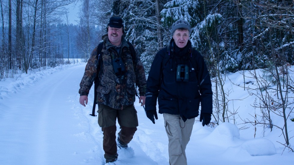 För Janne Karlsson och Kenneth Rosén är det självklart att göra promenaden ut till Öa för att mata fåglarna på självaste julafton. Som här för några år sedan. 