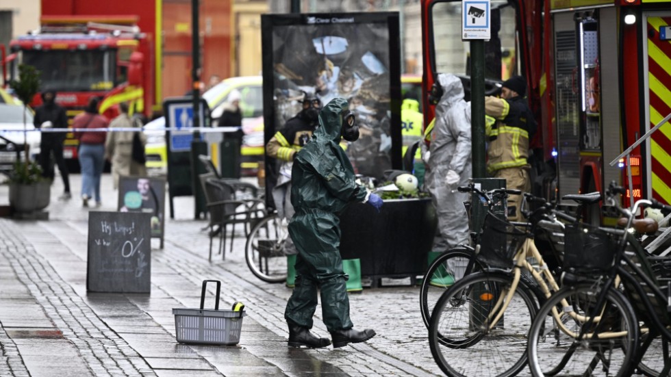 Polis, bombtekniker och räddningstjänst på plats vid länsstyrelsen i centrala Malmö på torsdagen. Ett brev med vitt pulver har mottagits.