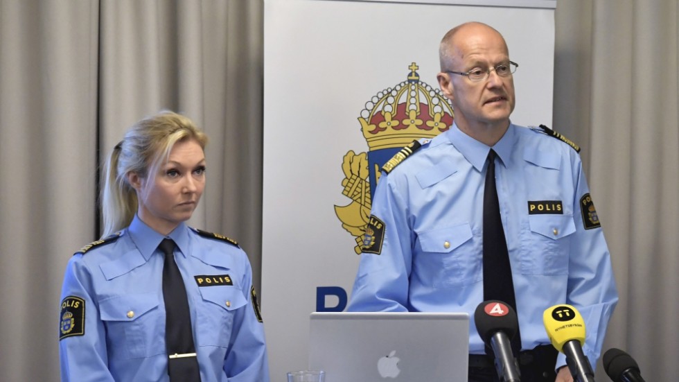 Linda Staaf, tidigare underrättelsechef på Nationella operativa avdelningen (Noa), och Mats Löfving, tidigare chef för Noa och regionpolischef i Stockholm, under en pressträff 2019.