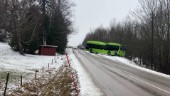 Buss hamnade på sniskan – blockerade del av väg