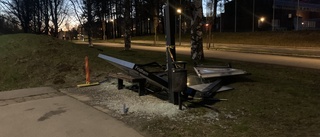 Man körde rakt in i busskur i Umeå – totalförstördes