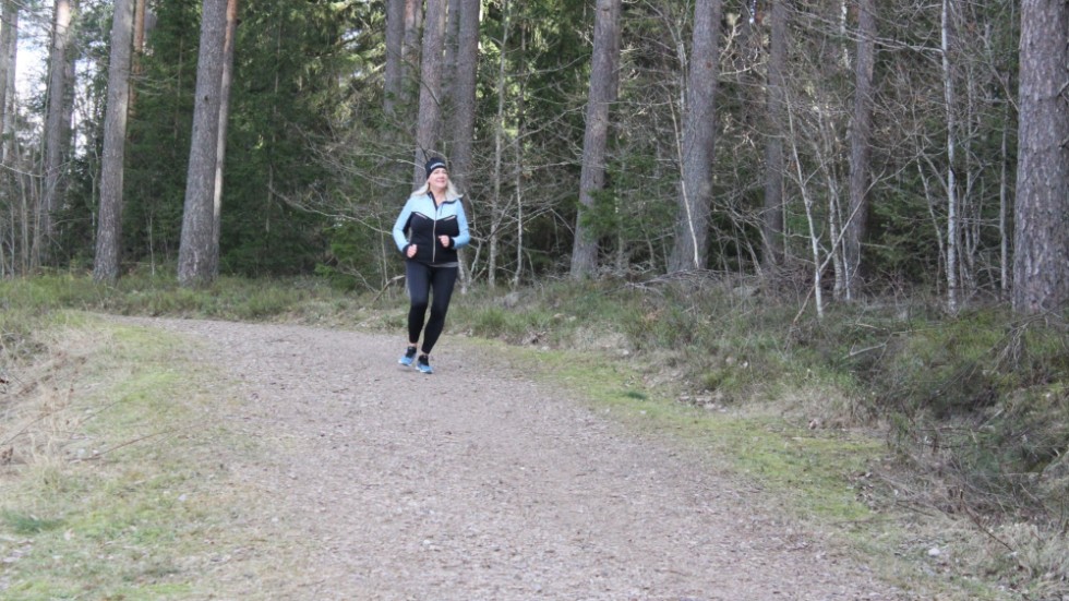 Cecilia Ragnar Karlsson blev sugen på att testa motionstrenden Runstreak, som blivit en livsstil för många. Nu har hon sprungit drygt 870 dagar i följd. "Det är kravlöst, det handlar inte om vad jag gör milen på. Jag mår väldigt bra av det."