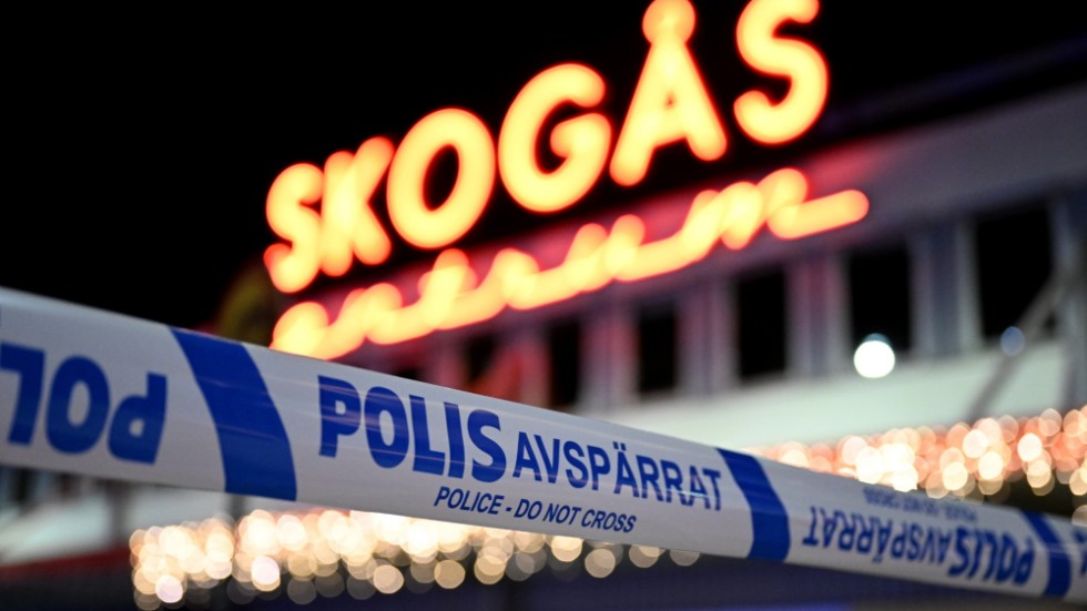 Polisavspärrningar vid Skogås centrum efter mordet den 28 januari i år. Arkivbild.
