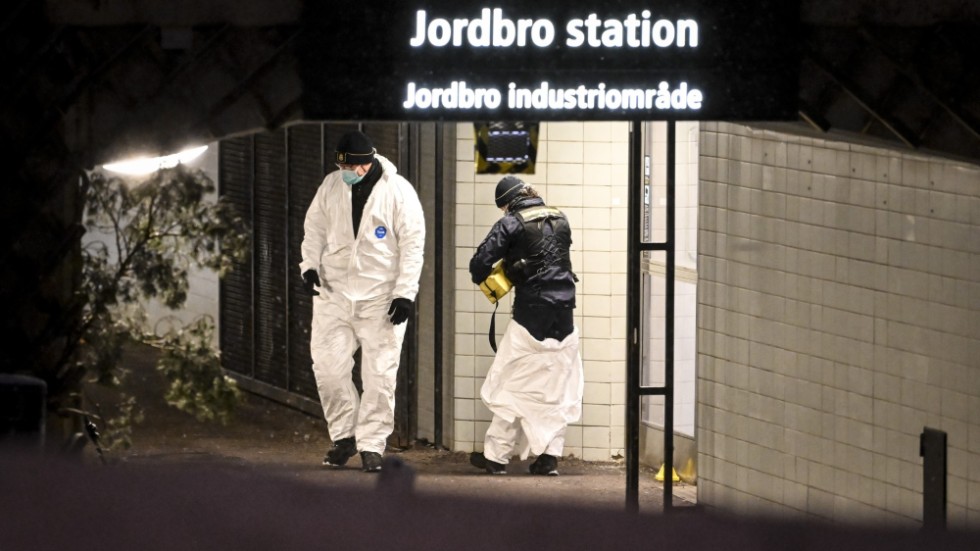 Två personer sköts vid pendeltågsstationen i Jordbro i Haninge söder om Stockholm sent på eftermiddagen den 4 januari. Arkivbild.