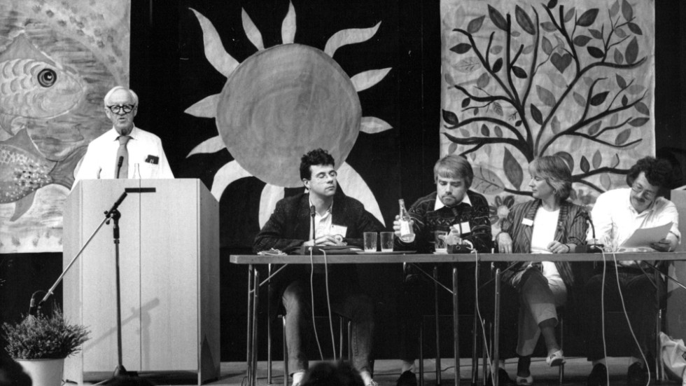 
Året är 1987. Kärnkraftsmotståndaren Hannes Alfvén talar på en internationell kongress. På podiet bland andra den tidigare folkpartiriksdagsledamoten Per Gahrton som 1988 skulle komma att återinträda i riksdagen men nu för det Miljöpartiet. 

