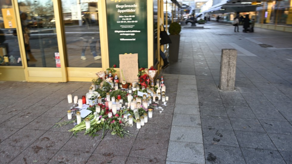 En tonårspojke har häktats misstänkt för medhjälp till mord efter dödsskjutningen utanför McDonalds i Vällingby centrum på nyårsafton. Arkivbild.