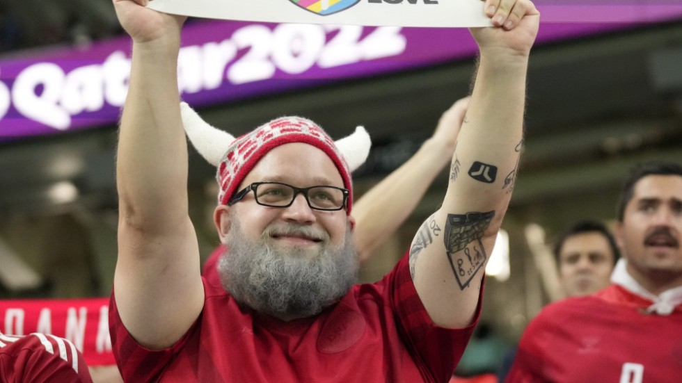 En dansk supporter med lagkaptensbindeln som Fifa förbjöd spelare att använda under fotbolls-VM i Qatar i november-december förra året. Arkivbild.