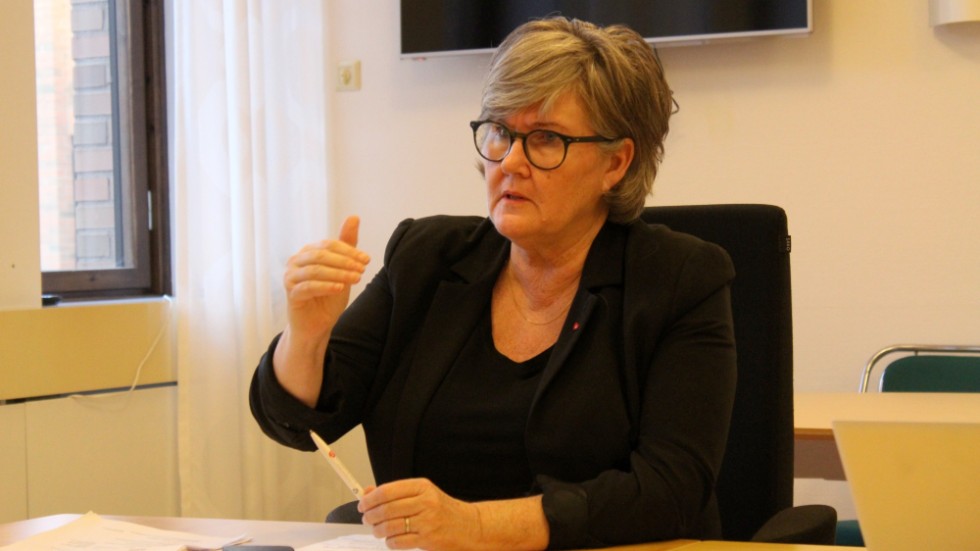 Kommunstyrelsens ordförande Helen Nilsson (S) tror inte att det är någon bra lösning att skjuta fram räkningarna en månad. "Det är ingen lätt fråga, men jag är tveksam", säger hon. 