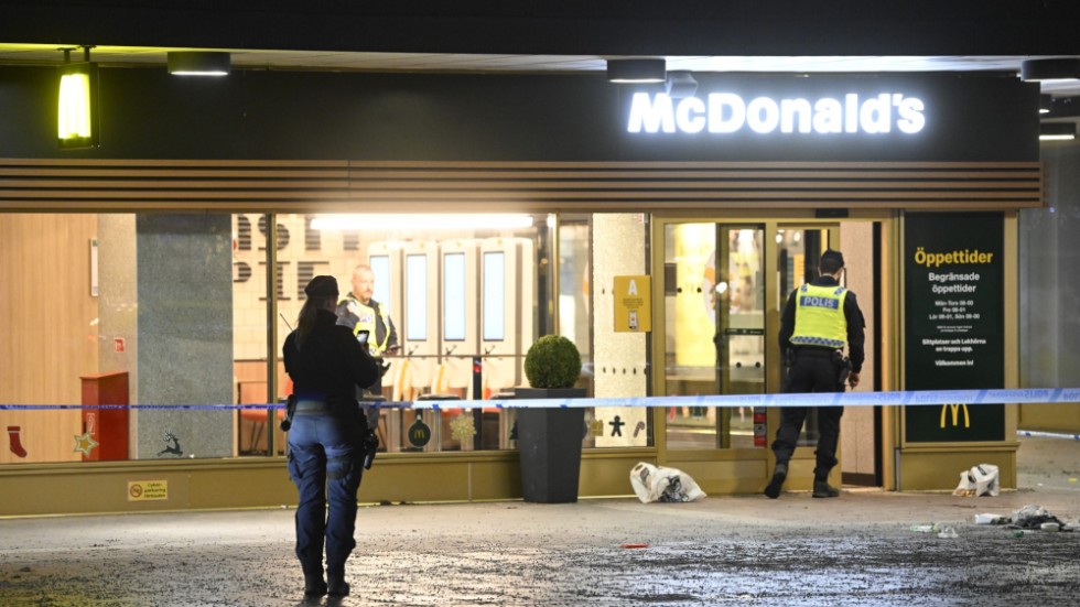Tre unga män hittades skjutna utanför McDonalds i Vällingby centrum. En man i 20-årsåldern avled senare på sjukhus.