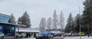 Stor polisinsats vid Luleå airport – hot om farligt föremål • "De har tagit en person och fört in honom i polisbilen"