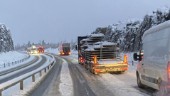 Svår halka kring Malmköping – lastbilar fastnade i backe