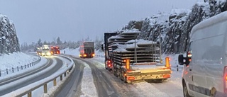 Svår halka kring Malmköping – lastbilar fastnade i backe