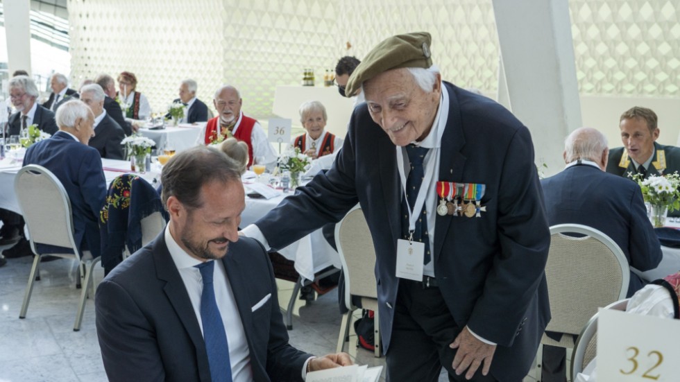 August Rathke i samspråk med kronprins Haakon under en regeringslunch för krigsveteraner förra året. Arkivbild.