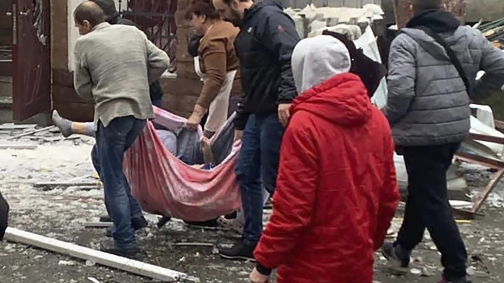 Offer bärs bort från en bombad plats i Kiev på onsdagen.
