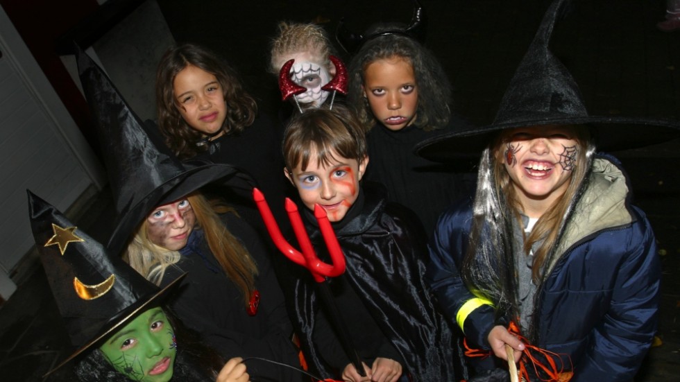 Några barn utklädda till monster och spöken firar halloween i Oslo. Arkivbild.