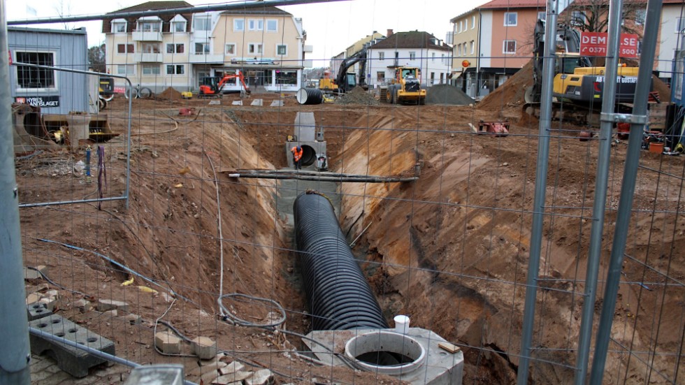 På Tors Plan i centrala Hultsfred pågår en stor VA-sanering. Samtidigt har en högspänningsledning och kommunalt fiber bytts ut.