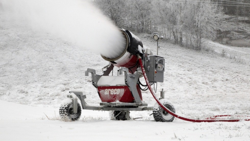 Insändarskribenten undrar varför man tillverkar snö istället för att använda befintlig och får svar direkt.