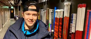 Har växt upp i Coop Norrbotten Arena – nu är han en i gänget runt Luleå Hockey • 16-åringen: "Jag är som en allt i allo"