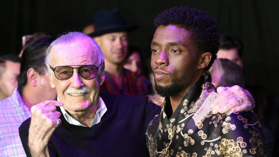 Serietidningslegenden Stan Lee (vänster) på premiären av "Black Panther" 2018. Arkivbild.
