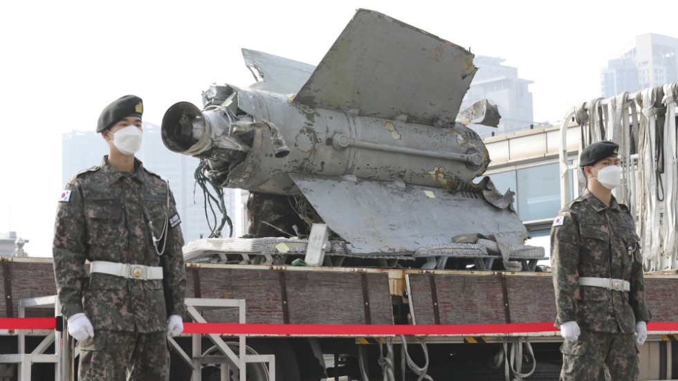 Resterna av en robot som Sydkoreas militär uppger är en nordkoreansk så kallad SA-5, som ska ha plockats upp i havet efter ett av Nordkoreas senaste vapentester. Arkivbild.