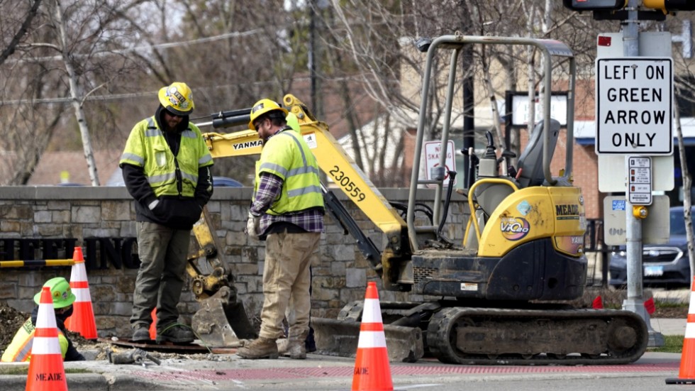 Vägarbetare i Wheeling, Illinois, i mars 2021. En av Joe Bidens framgångar hittills är ett infrastrukturpaket som hade partiöverskridande stöd. Arkivbild.