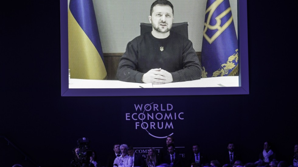 Ukrainas president Volodymyr Zelenskyj framträder via videolänk på mötet i Davos.
