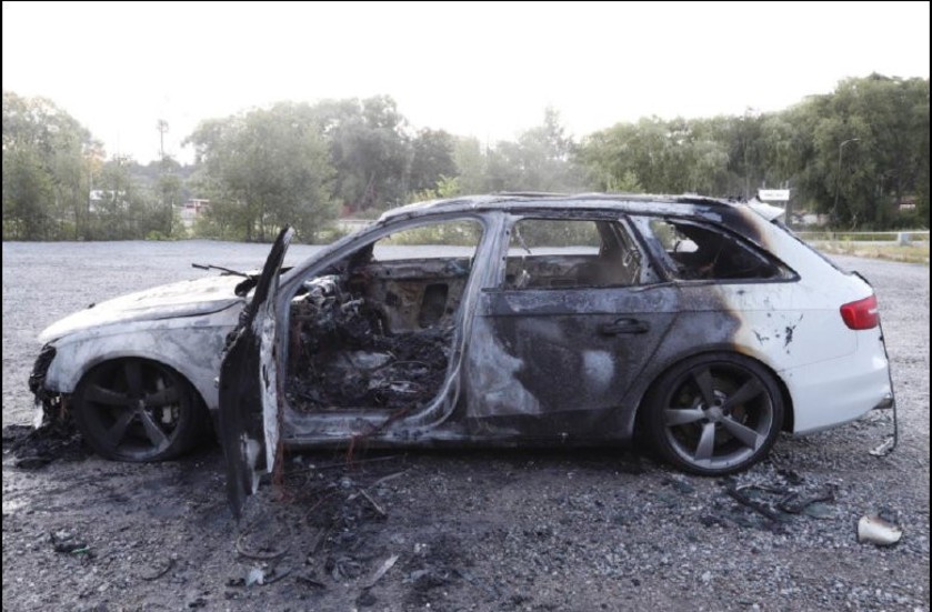 Den vita Audin som användes vid mordet på Adriana i Botkyrka hittades uppbränd vid en badplats i Sollentuna. Arkivbild.