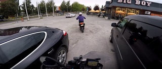 Mc-polis jagade mopedist genom centrala Piteå: "Började bli lite olustigt" • Se filmen från efterföljandet