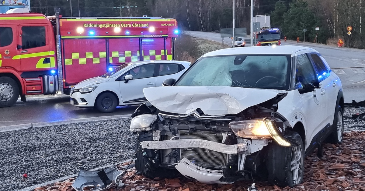 Körde In I Bil Och Smet Från Platsen Då Krockade Han Igen • En Person Till Sjukhus 