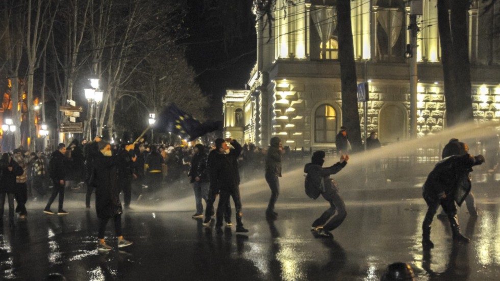 Polis använder tårgas och vattenkanoner för att stoppa demonstranter utanför parlamentet i Tbilisi.