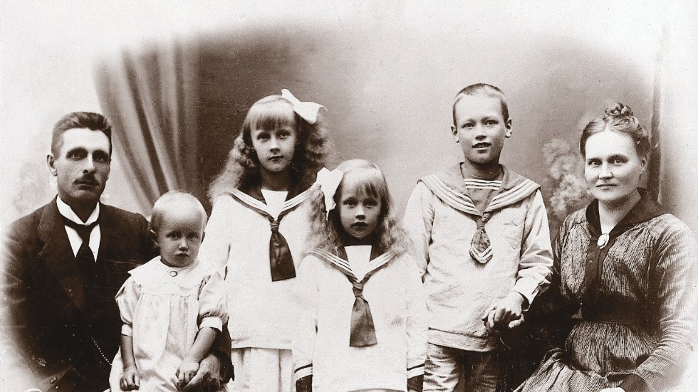 Astrid Lindgren (stående till vänster) tillsammans med föräldrarna Samuel August och Hanna och resten av familjen. Pressbild.