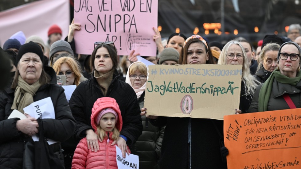 Demonstranter protesterar mot den friande hovrättsdomen i Stockholm i mars. Arkivbild.