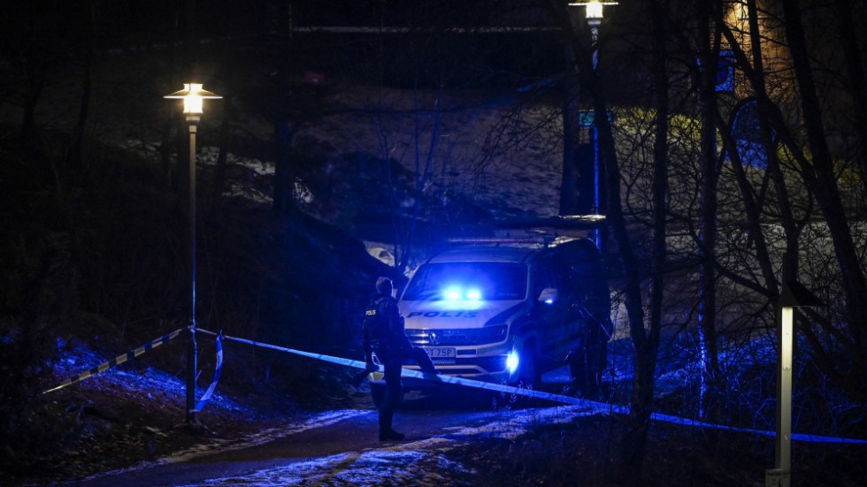En man hittades på tisdagskvällen allvarligt skottskadad utomhus i ett bostadsområde i Rissne, Sundbybergs kommun, norr om Stockholm, enligt polisen.