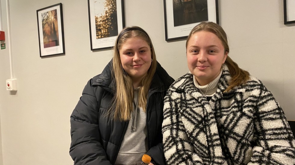 Lova Johansson och Lea Björklund var 14 när även ungdomar i Vimmerby kommun fick sommarlovsbiljett 2018. "Vi åkte jättemycket" minns de och tycker det vore bra om kommunen kan köpa biljetter till ungdomar, även om de själva inte omfattas av de erbjudande kommunen ska ta ställning till.