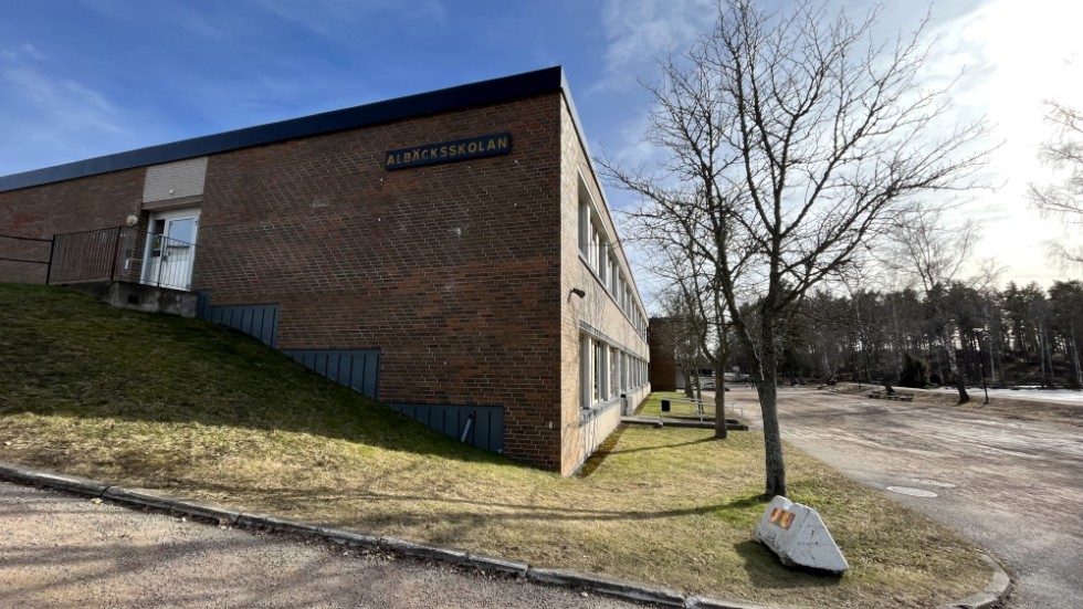 Stölderna inträffade i närheten av Albäcksskolan och Hultsfreds gymnasium.